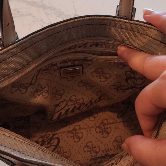 Guess purse - Picture 4 of 6